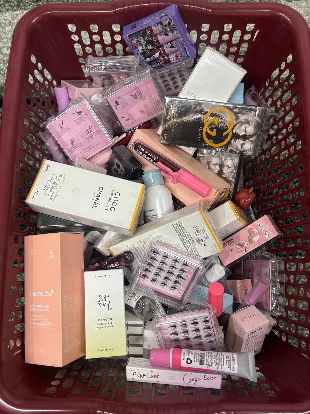Lucky Scoop – Mystery Beauty Box (go to cart and click on “Add a note to your order” to type your preferences) - Douyin Shop